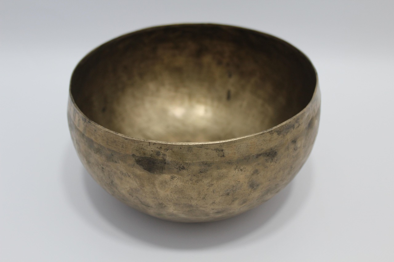 Détail du bol Kansu en bronze utilisé pour le massage ayurvédique traditionnel