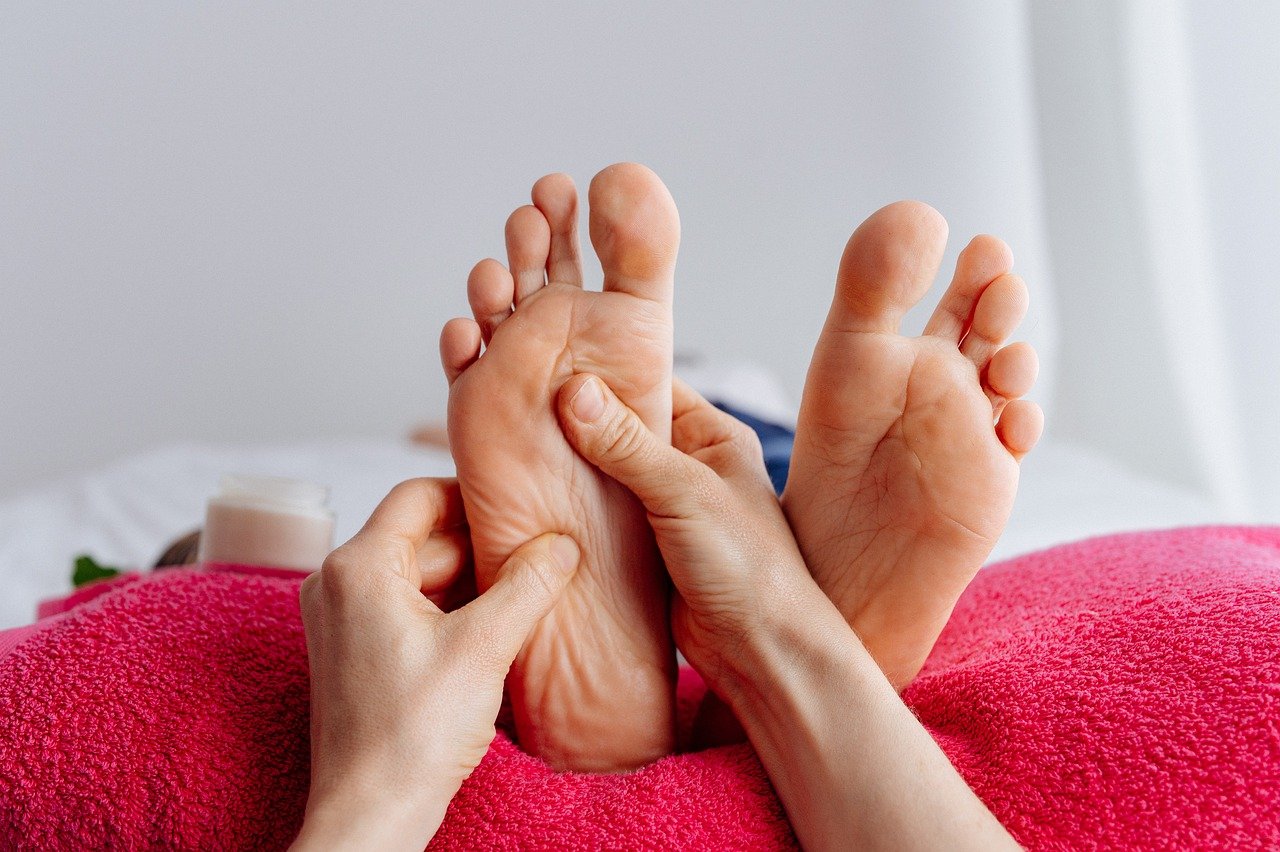 Massage ayurvédique au bol Kansu traditionnel en bronze pour détente et bien-être